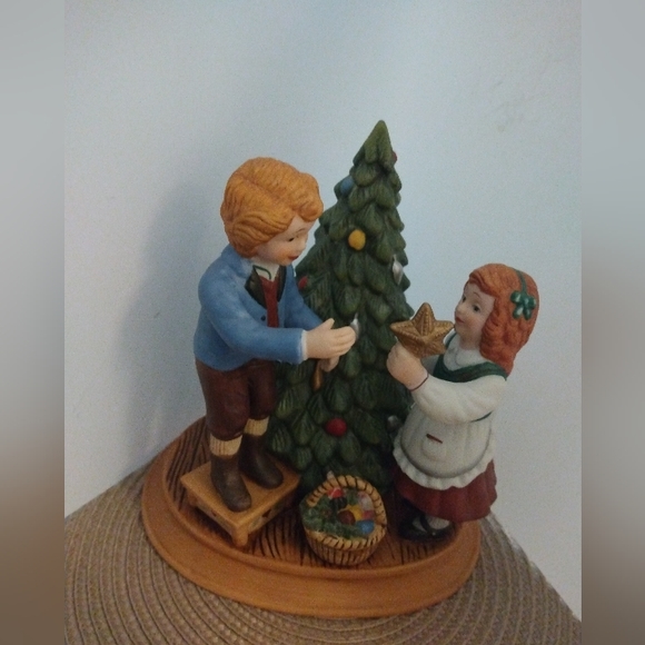 Avon Christmas Memories Figurine 7 in. - Picture 4 of 4